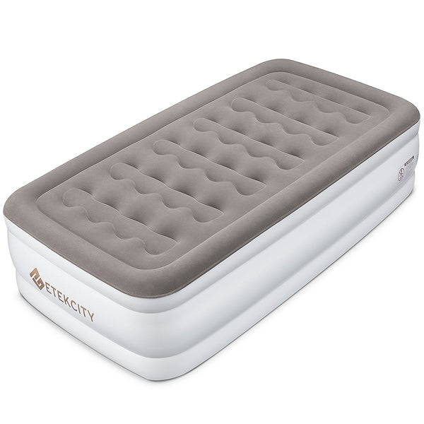 Inflatable twin size air mattress with built in pump