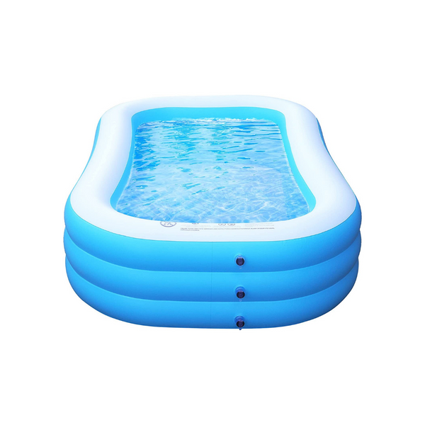 Piscina inflable para niños en el patio trasero